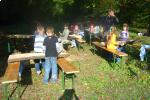 Beteiligung der SchulkinderReliefschnitzen in Holzbohlen